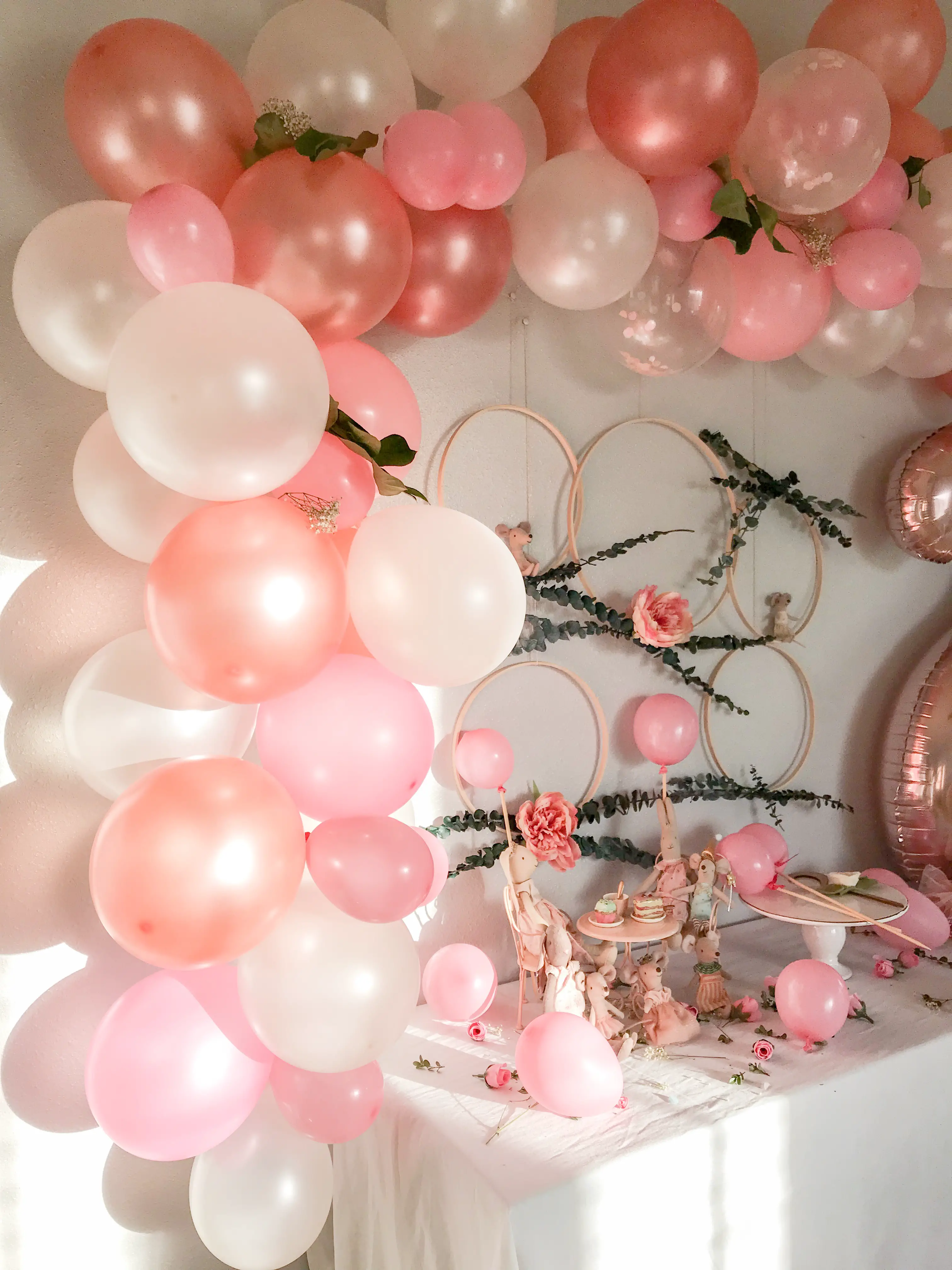 How To Make A Balloon Arch With Glue Dots