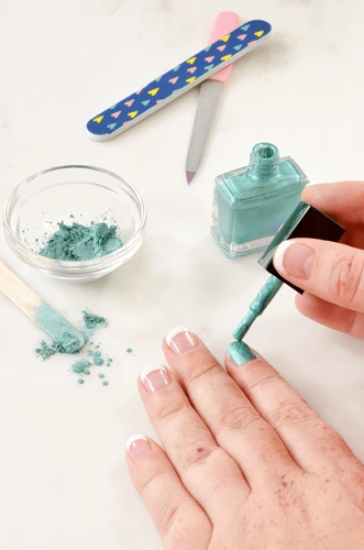 How To Make Your Own Eco-Friendly Polish At Home